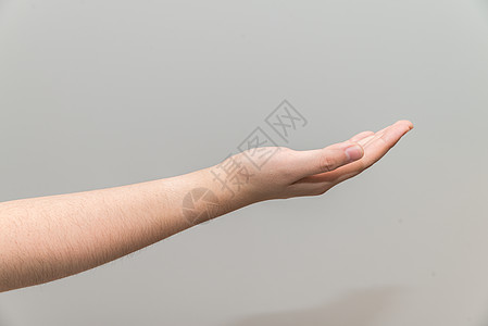 手掌与开阔的椰枣交接信号一部分手腕灰色手势手指身体帮助商业广告图片