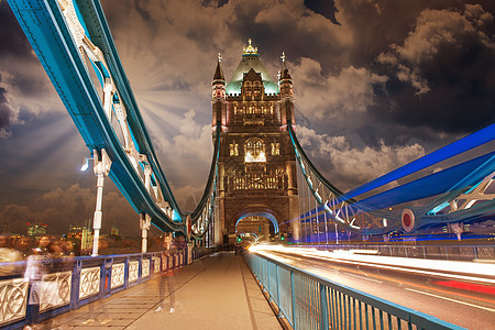 夜间塔塔桥 有汽车灯光小路     伦敦图片