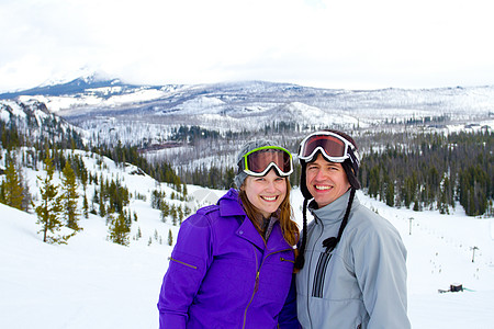 滑雪快乐夫妇滑雪板风镜夫妻女孩单板男人娱乐运动滑雪者夹克图片