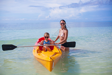 年轻母亲和两个小女儿的女儿在热带温暖的海中打皮艇生活女孩行动童年妈妈享受快乐喜悦冒险假期图片