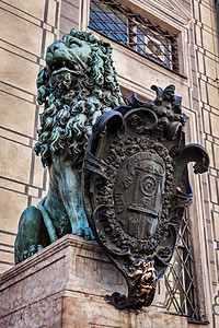 慕尼黑里塞登宫的巴伐利亚狮子雕像建筑建筑学房子住宅区雕塑青铜艺术性广场音乐细节背景图片