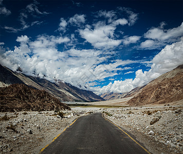 喜马拉雅山努布拉谷喜马拉雅山景观中的道路背景图片