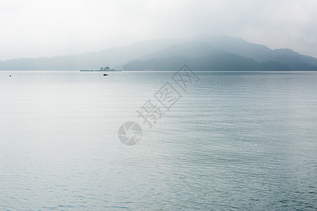 日月月湖天空旅行蓝色森林吸引力太阳旅游风景反射场景图片