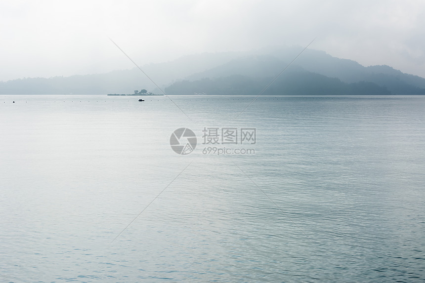 日月月湖天空旅行蓝色森林吸引力太阳旅游风景反射场景图片