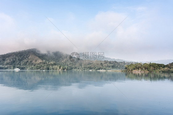 日月月湖太阳吸引力天空蓝色池塘月亮场景旅游森林反射图片