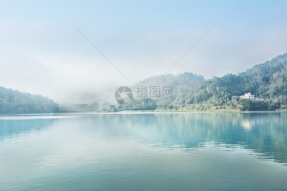 日月月湖风景旅游天空反射天堂月亮太阳森林旅行场景图片