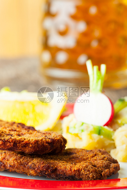 鸡肉饼干和土豆沙拉乡村国家盘子食物面包屑肉片木头白色玻璃美食图片