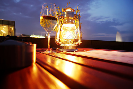 绿灯灯玻璃菜单木头烟灰缸天空酒精酒吧灯笼夜生活享受图片