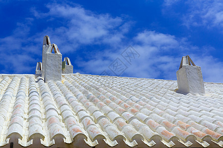 Menorca白色屋顶烟囱桑特卢瓦乡村晴天石头蓝色假期天空住宅旅行海岸粉饰图片