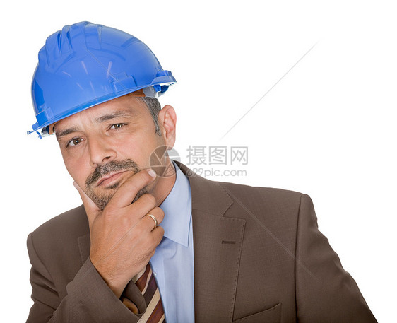 身戴硬帽子深思熟虑的建筑师套装工作思考企业家管理人员设计师安全帽财产下巴男性图片