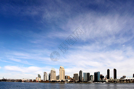 圣地亚哥天线大都会建筑物酒店商业摩天大楼建筑学市中心码头反射海洋图片
