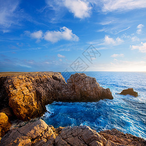巴利阿里群岛的日落石头海滩地标天空蓝色海岸支撑旅行海景海岸线图片