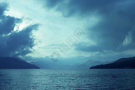 黑暗之山山区湖反射蓝色日光场景日落风景背景