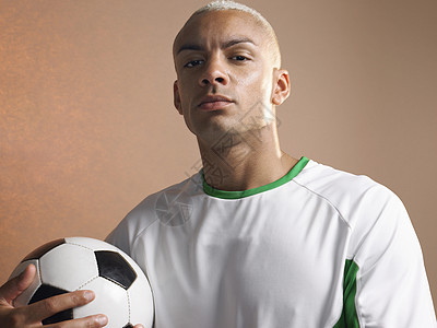 足球运动员持有球肖像工作室高清图片素材