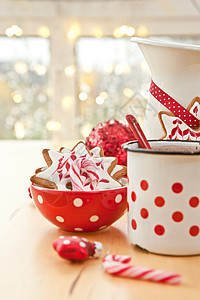 热巧克力和多彩装饰的圣诞饼干条纹时候红色糖果棒玩意儿装饰品丝带展示星形杯子图片