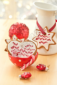 圣诞节的多彩饼干装饰礼物糖果棒红色玩意儿丝带杯子展示时候装饰品图片