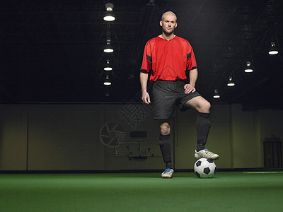 足球上脚踢足球运动员的全长肖像成人地面培训师运动服精神奉献定位男士竞赛闲暇图片