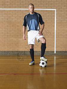 足球上脚踢足球运动员的全长肖像地面运动定位专注男士竞技精神播放器闲暇竞赛图片
