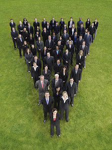 处于三角形形成过程中的大批商业界人士高瞻远瞩范围同事团结混合草地背景混血组领导绿色男人图片