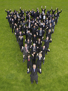 一大群商业界人士站在三角队形上欢呼高楼风景的欢呼声中图片