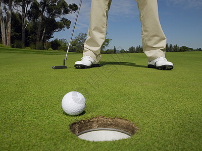 绿色的男性高尔夫球在前方洞上图片