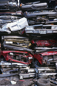 在垃圾场全架的碎车堆图片