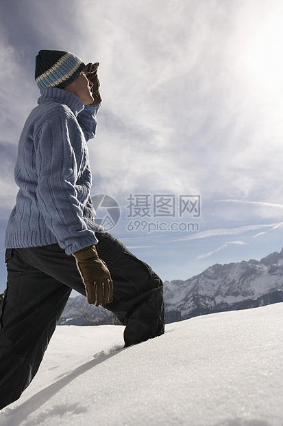 人走在新鲜的雪边风景中图片