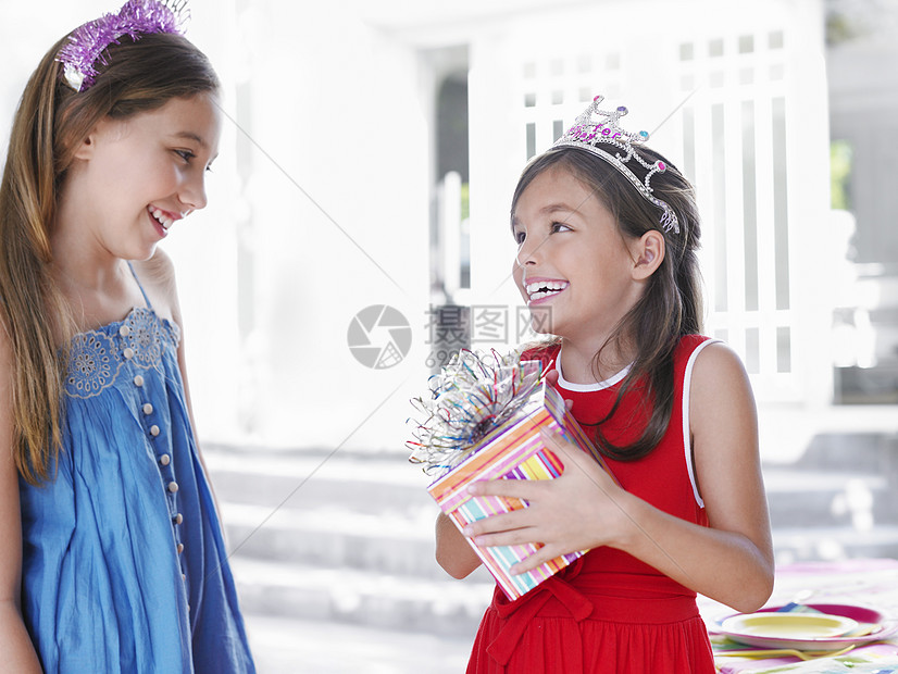 两个快乐的姑娘 穿着头巾 带着礼物图片