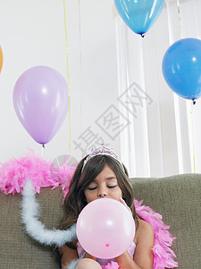 坐在沙发上炸气球的小女孩女孩图片
