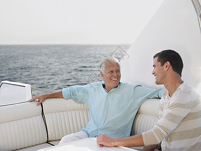 快乐的老人和儿子在游艇上放松图片