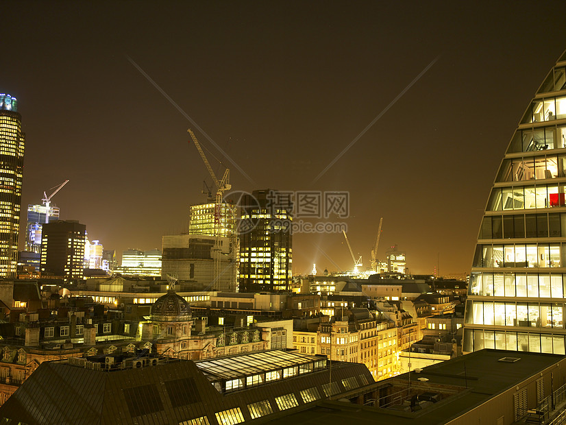 夜间带起重机的照明城市风景建筑物大楼景观设备工业天际高楼平方旅行摄影图片