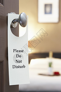 不要在酒店房间的门上 写着不要打扰工作室旅馆标志前景旅行门把手隐私款待刻字图片