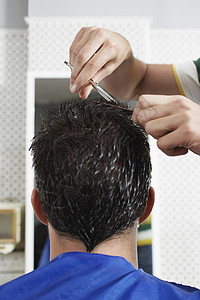 剪男客户头发的理发师缝合后视线图片