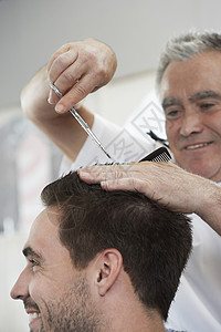 喜悦的男人在美发店理发时剪头发顾客职业男士护理发型师发型设计理发师剪刀造型师商业图片