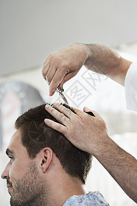 男人在理发店的理发师剪头发时图片