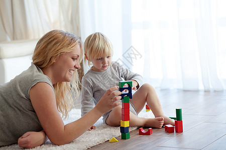 家人在家房间童年父母地面孩子乐趣育儿金字塔母亲闲暇图片
