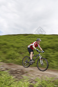 农村男骑自行车者走上轨道头盔休闲山地田园中年安全冒险自行车手套风光图片