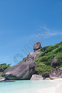 泰国西米兰的岩帆景色很美晴天旅行石头热带海滩娱乐旅游天蓝色天际情调图片