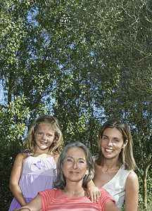 在花园里微笑的祖母 母亲和女儿的肖像闲暇亲热孩子们成人孙女晴天祖父母团结孩子女性图片