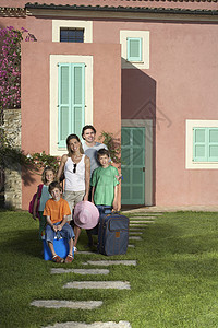 有3个孩子(6-11岁)和行李放在家门前的家庭肖像(6-11岁)图片