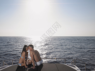 浪漫夫妇在坐在游艇的海边上摩擦鼻子图片