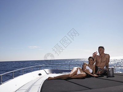 爱夫妻在游艇上放松时喝香槟图片