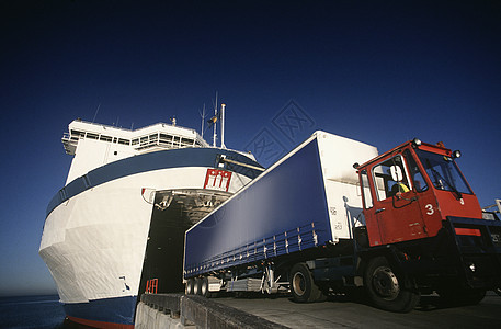 墨尔本港澳大利亚维多利亚州运出渡轮的卡车图片