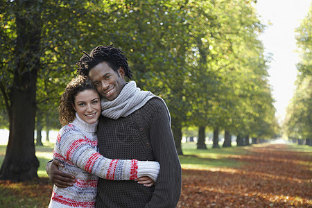 夫妻在公园里聚在一起幸福休闲叶子享受黑人中年眼睛男子两个人团结图片