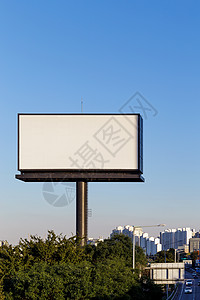 空白的广告牌对抗蓝天高清图片
