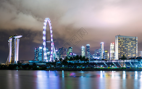 晚上新加坡城市天际金融摩天轮展示灯展企业办公楼车轮天空地标码头图片
