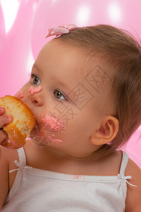 婴儿宝宝生日孩子蛋糕气球手指童年女孩甜点庆典女性背景图片
