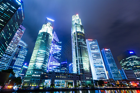 晚上新加坡城市天际办公室商业建筑地标企业天空大楼码头灯展办公楼图片