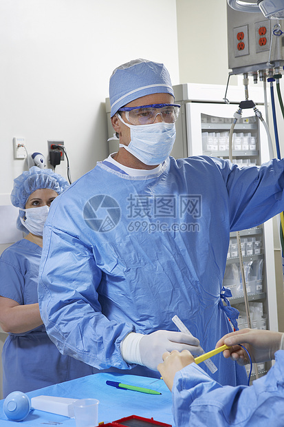 男性外科医生在手术室做手术前准备;图片