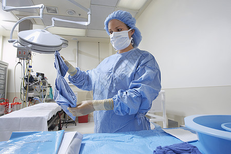 在手术区准备床铺的女护士图片